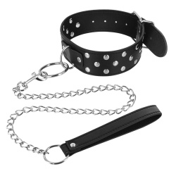 Obroża z długą, metalową smyczą dla miłośników zabaw BDSM.