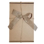 Ekologiczne pudełko prezentowe przewiązane jutową wstążką to doskonały wybór na prezent handmade