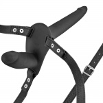 Strap on na uprzęży z dwoma różnej wielkości penisami. Czarny