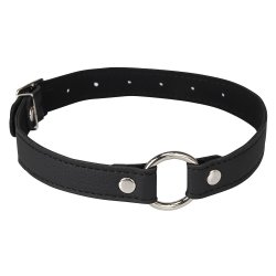 Regulowany czarny choker z pierścieniem wykonany z ekoskóry zapewnia komfort noszenia i wyjątkowy wy