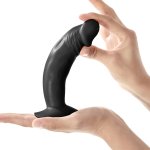 Czarne dildo Real Zack z mocną przyssawką zaprezentowane obok opakowania dla lepszego zobrazowania p