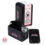 Metalowy plug analny Secret Play z kryształkiem w czarnej puszce do przechowywania.