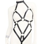 Manekin ubrany w harness set pokazuje precyzyjne wykonanie skórzanych pasków i metalowych kółek.